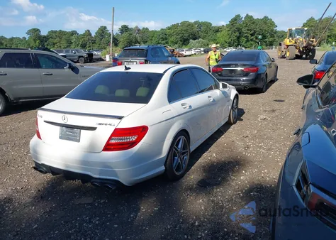 2012 Mercedes-Benz C 63 Amg z USA, uszkodzony, nr VIN WDDGF7HB6CA725179